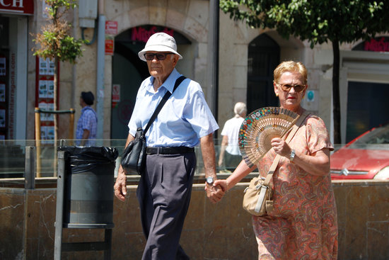 A couple walking around Tarragona during a heat wave in August 2018 (by Sílvia Jardí)